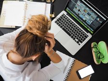 Frau erschöpft vor Laptop selbstfürsorge