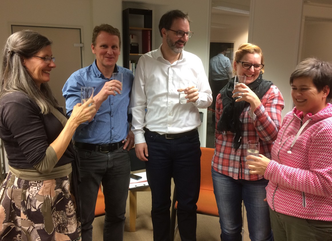 Start eines Erfolgsteams für Selbstständige, fünf Menschen stoßen mit einem Glas an