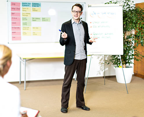 Referent vor Flipchart und Whiteboard