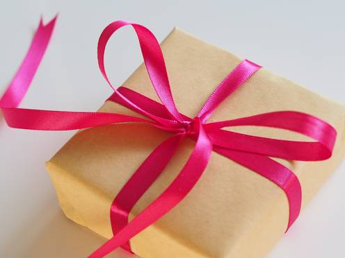 Geschenk mit Schleife