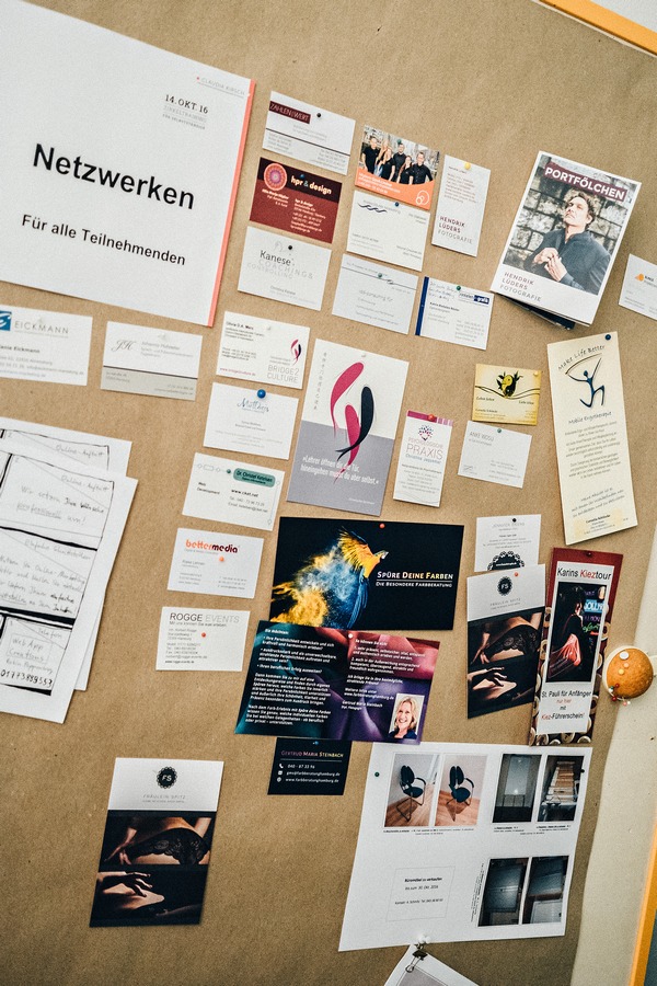 Pinnwand mit Zetteln zum Netzwerken bei Unternehmensberatung Kirsch
