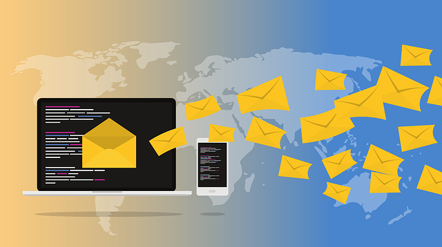 Mails flattern über die Weltkarte
