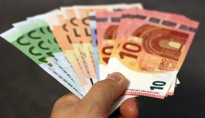 Geldscheine werden überreicht