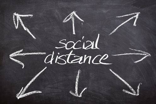 Aufschrift auf Tafel: Social distance